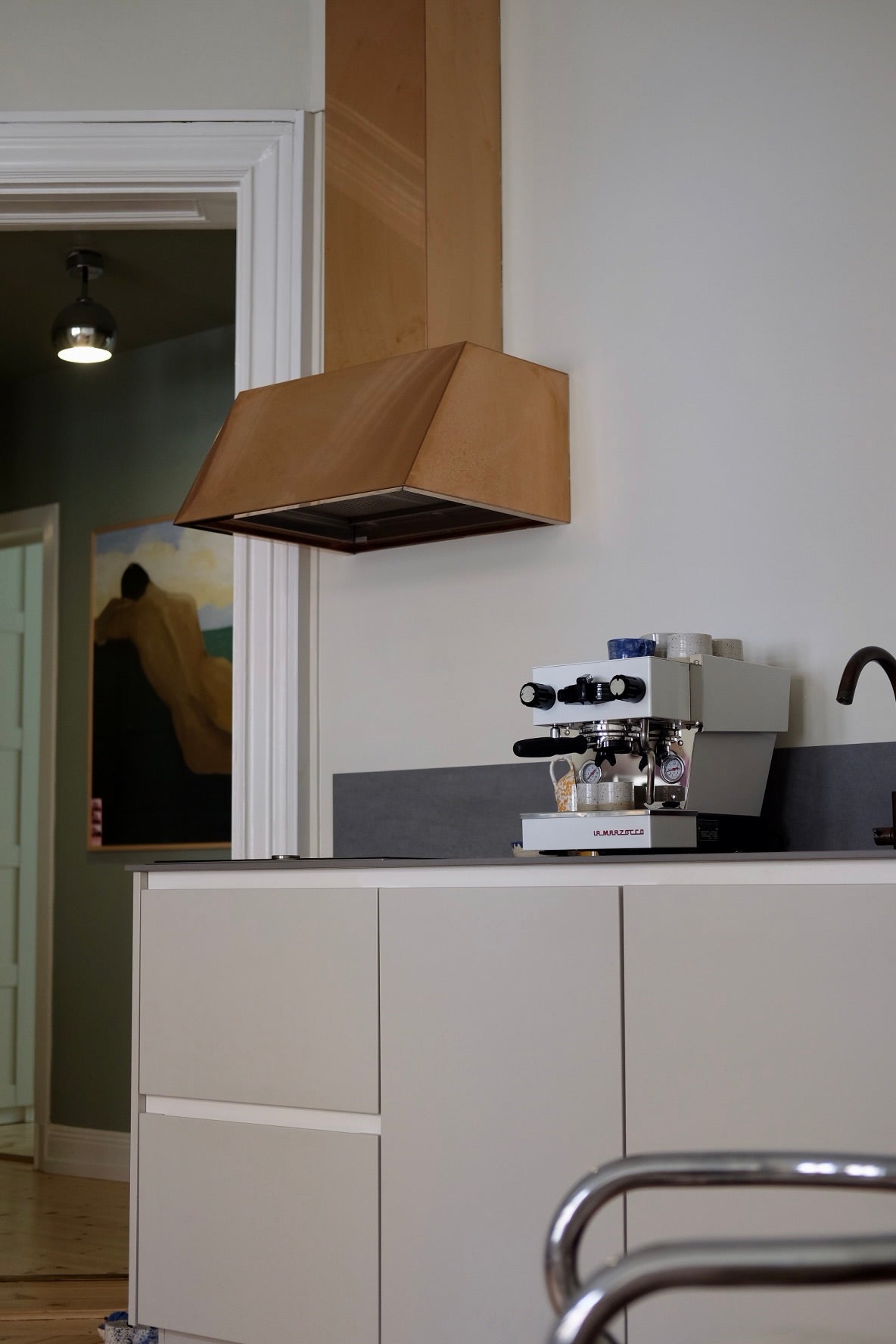 Hvit Linea Micra på kjøkken