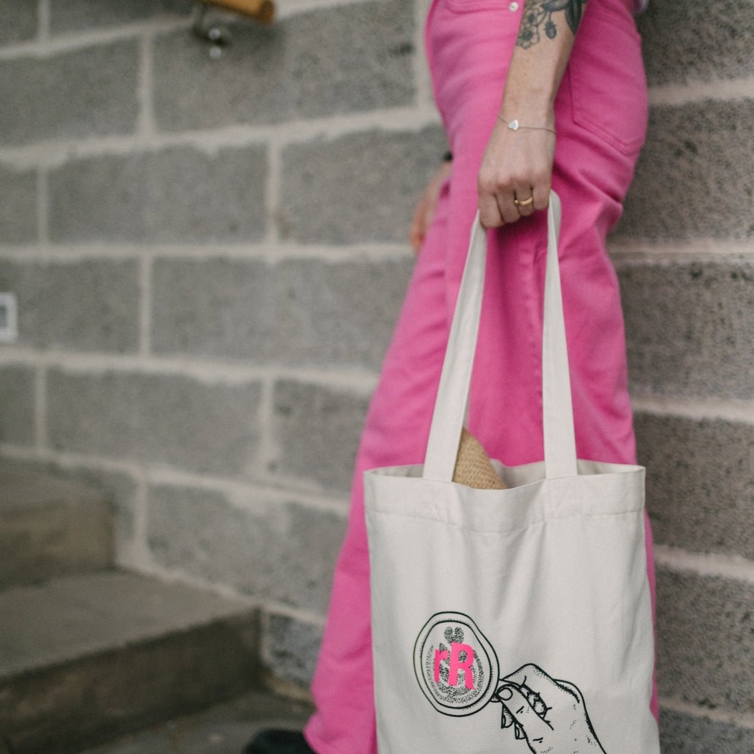 rRebel Tote bag m. hand - rRebel Coffee Works NO