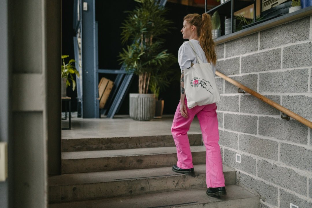 rRebel Tote bag m. hand - rRebel Coffee Works NO