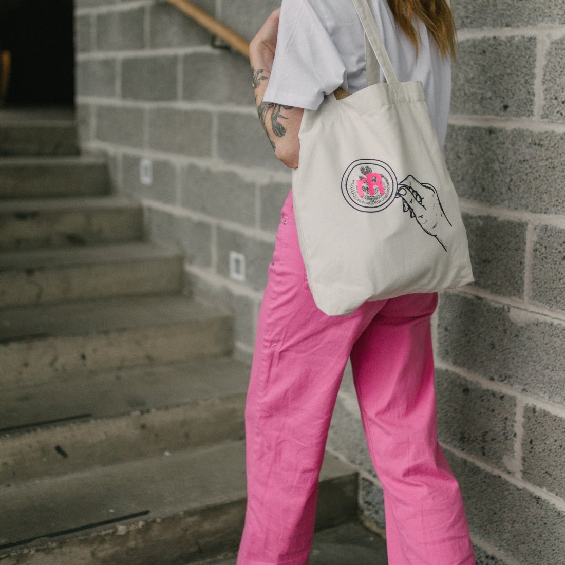 rRebel Tote bag m. hand - rRebel Coffee Works NO